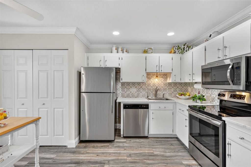 Image 4 of property listing at 4207 34TH AVENUE DRIVE W 4207, Bradenton, FL 34205