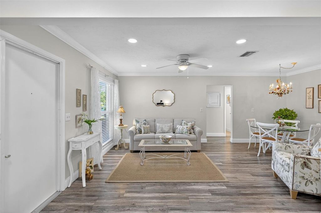 Image 9 of property listing at 4207 34TH AVENUE DRIVE W 4207, Bradenton, FL 34205