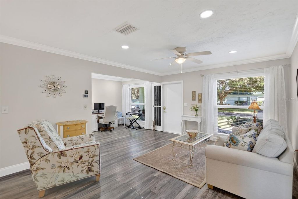 Image 10 of property listing at 4207 34TH AVENUE DRIVE W 4207, Bradenton, FL 34205