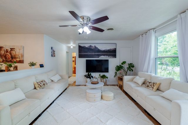 123 Ashland Dr, Ashland City, TN 37015
