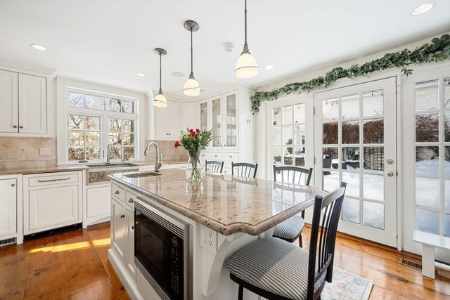 45 School St, Manchester, MA 01944