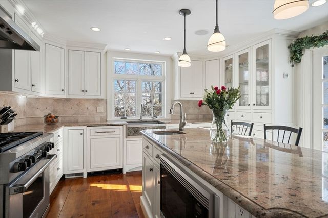 45 School St, Manchester, MA 01944