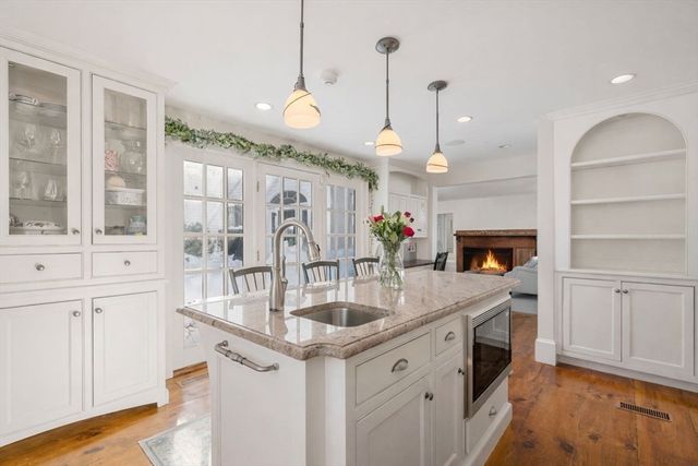 45 School St, Manchester, MA 01944