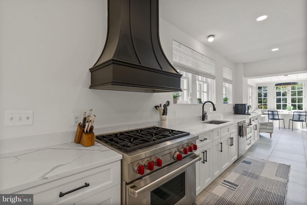 Image 10 of property listing at 203 E HIGHFIELD RD, Baltimore, MD 21218