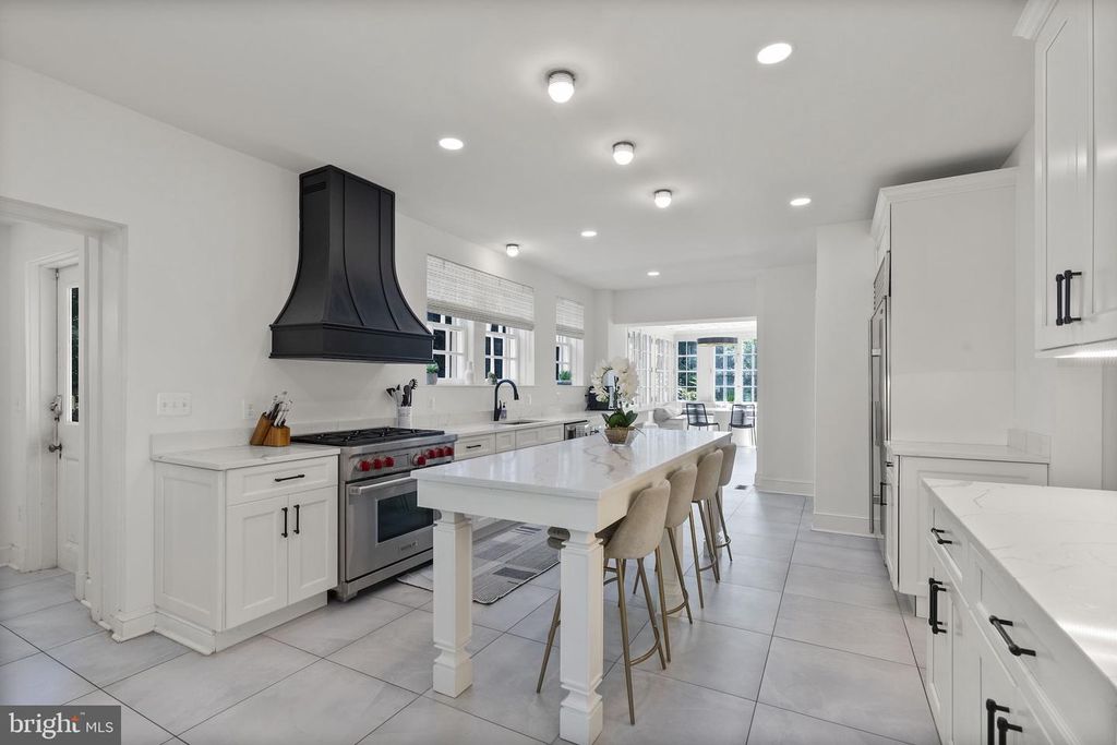 Image 11 of property listing at 203 E HIGHFIELD RD, Baltimore, MD 21218
