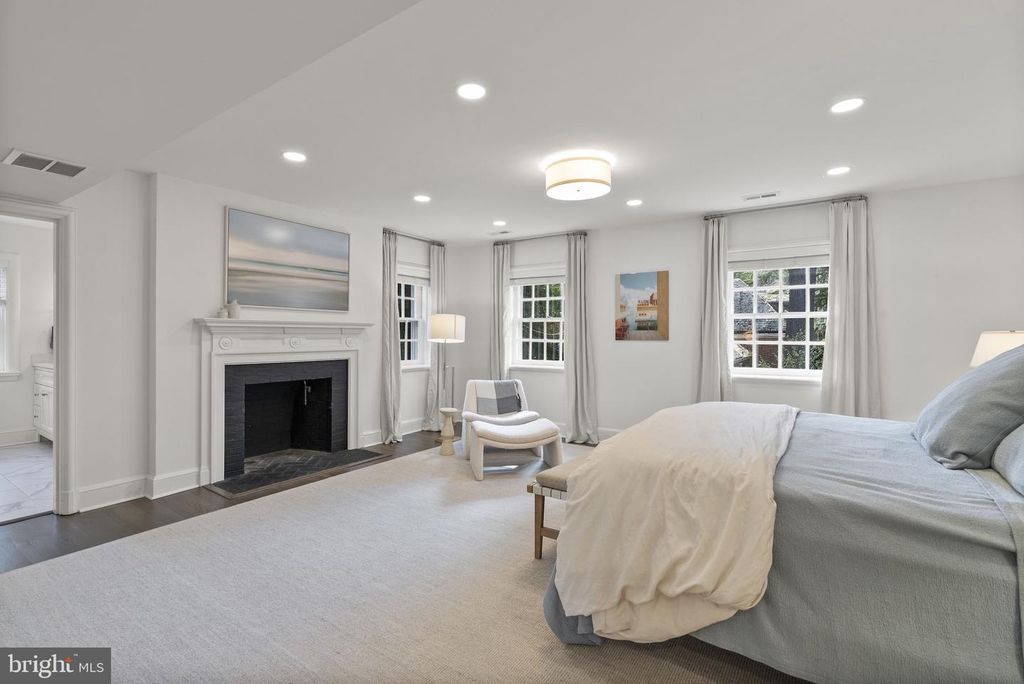 Image 28 of property listing at 203 E HIGHFIELD RD, Baltimore, MD 21218