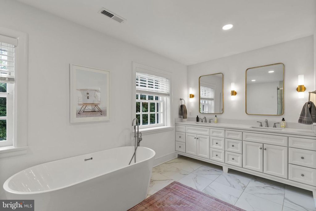 Image 29 of property listing at 203 E HIGHFIELD RD, Baltimore, MD 21218