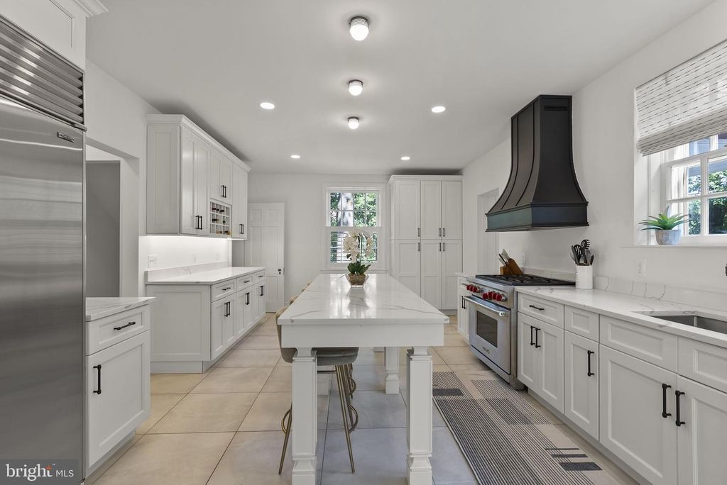 Image 6 of property listing at 203 E HIGHFIELD RD, Baltimore, MD 21218