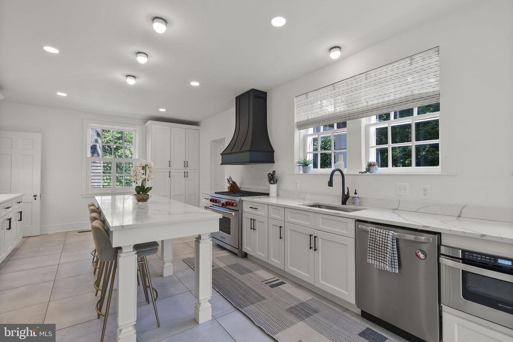 Image 9 of property listing at 203 E HIGHFIELD RD, Baltimore, MD 21218
