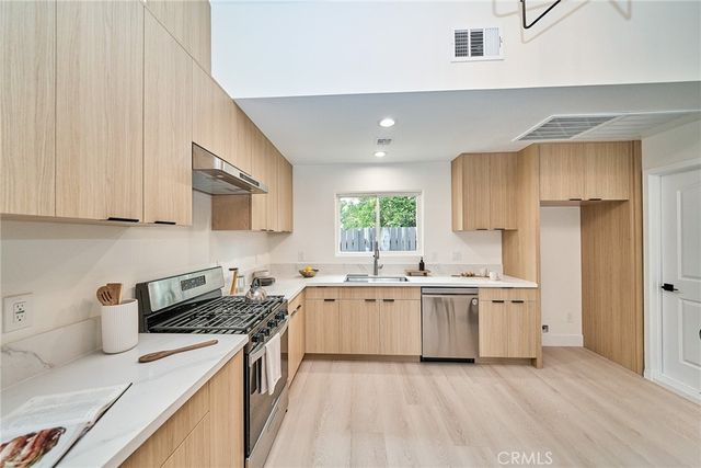 18321 Kinzie St, Northridge, CA 91325