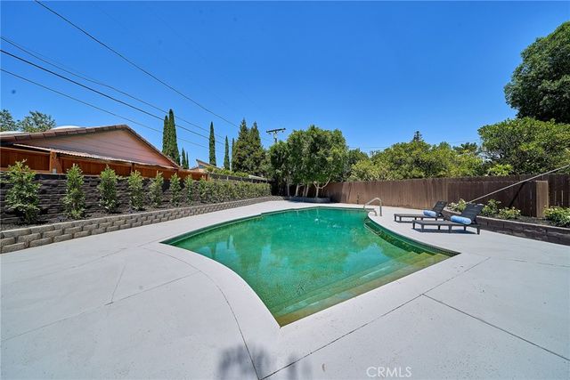 18321 Kinzie St, Northridge, CA 91325