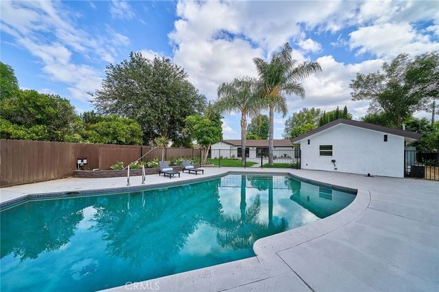 18321 Kinzie St, Northridge, CA 91325