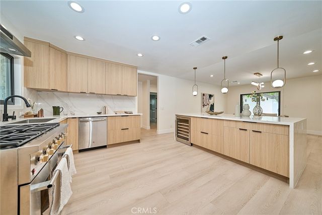 18321 Kinzie St, Northridge, CA 91325
