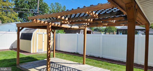 32 FREEDOM LN, Levittown, PA 19055