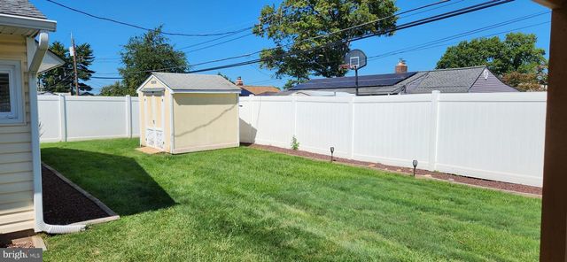 32 FREEDOM LN, Levittown, PA 19055