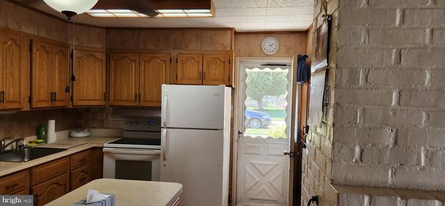 32 FREEDOM LN, Levittown, PA 19055