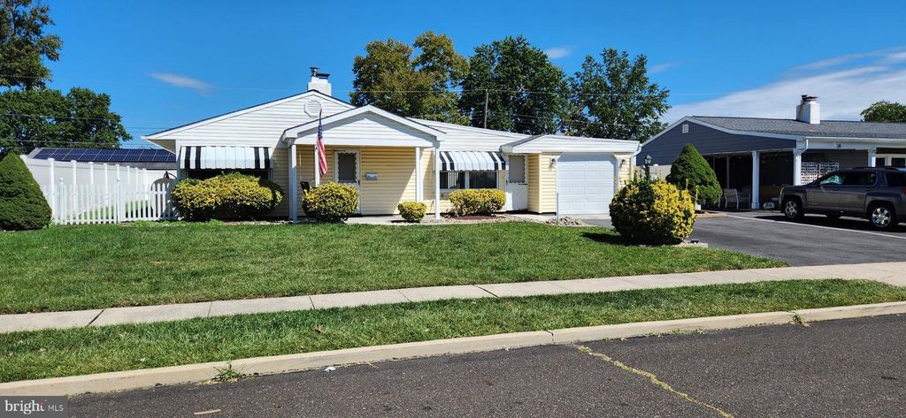 32 FREEDOM LN, Levittown, PA 19055
