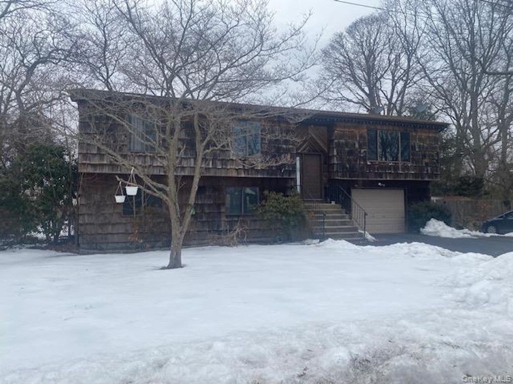 18 Windus Drive, Shirley, NY 11967