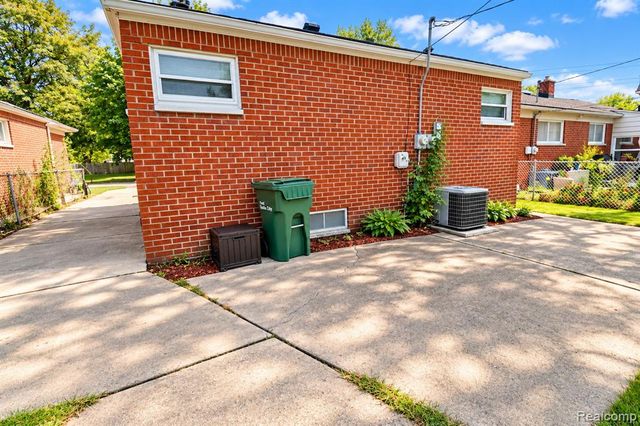 7660 Shenandoah Avenue, Allen Park, MI 48101