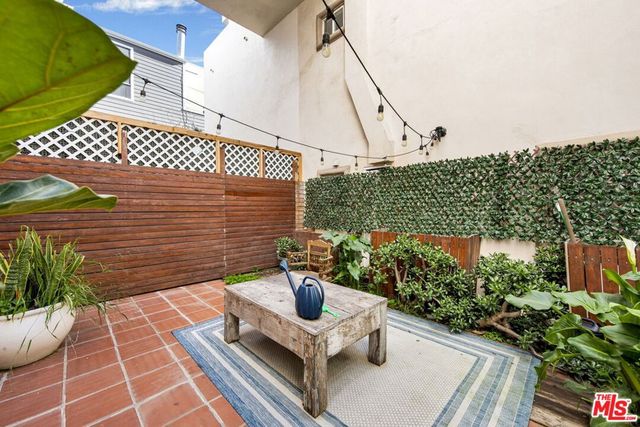 11963 Mayfield Avenue 102, Los Angeles, CA 90049