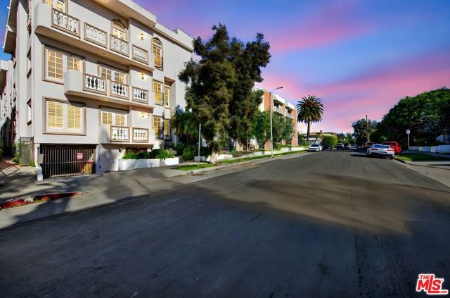 11963 Mayfield Avenue 102, Los Angeles, CA 90049