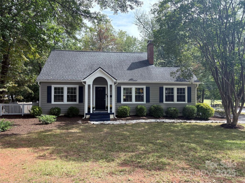 748 4th Street Drive NW, Hickory, NC 28601