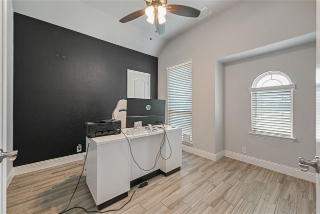 933 Vista Lane, Desoto, TX 75115