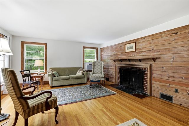 18 Red Gate Ln, Amherst, MA 01002