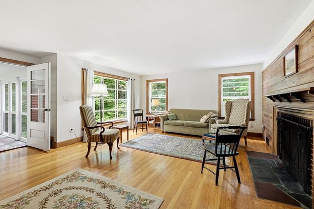 18 Red Gate Ln, Amherst, MA 01002