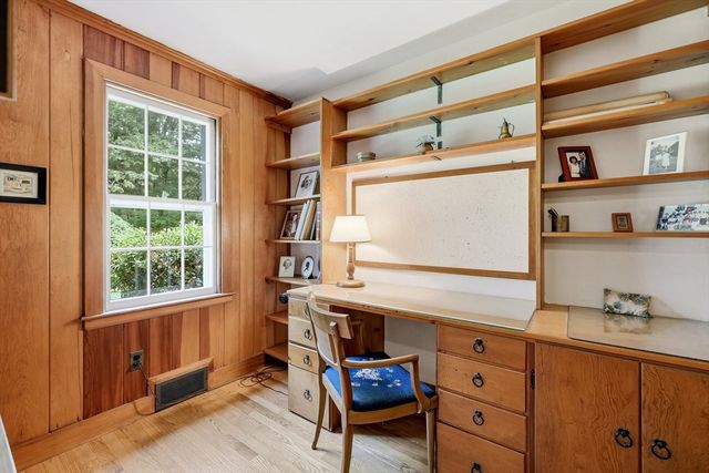 18 Red Gate Ln, Amherst, MA 01002