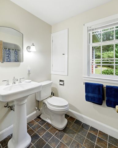 18 Red Gate Ln, Amherst, MA 01002