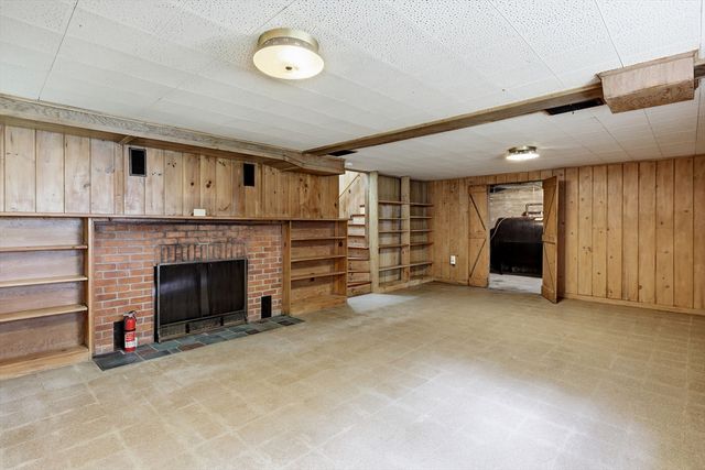 18 Red Gate Ln, Amherst, MA 01002