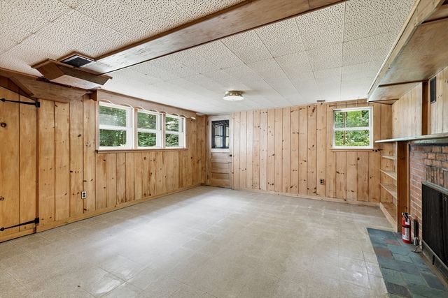 18 Red Gate Ln, Amherst, MA 01002