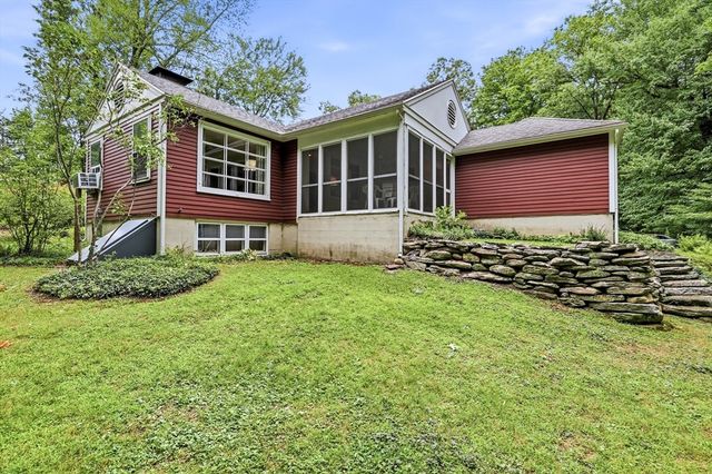 18 Red Gate Ln, Amherst, MA 01002