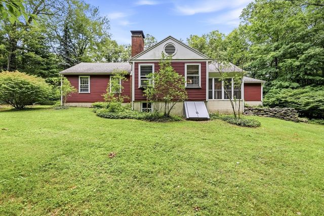 18 Red Gate Ln, Amherst, MA 01002