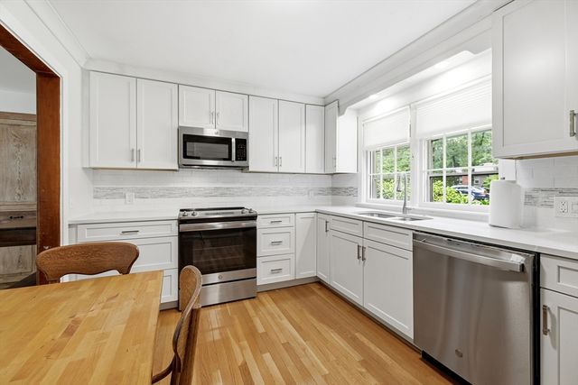 18 Red Gate Ln, Amherst, MA 01002