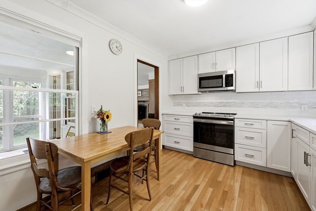 18 Red Gate Ln, Amherst, MA 01002