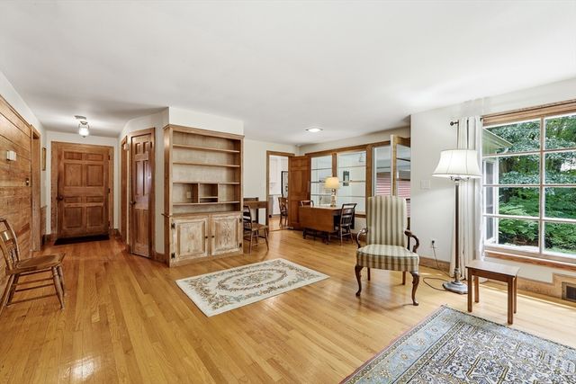 18 Red Gate Ln, Amherst, MA 01002
