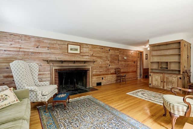 18 Red Gate Ln, Amherst, MA 01002
