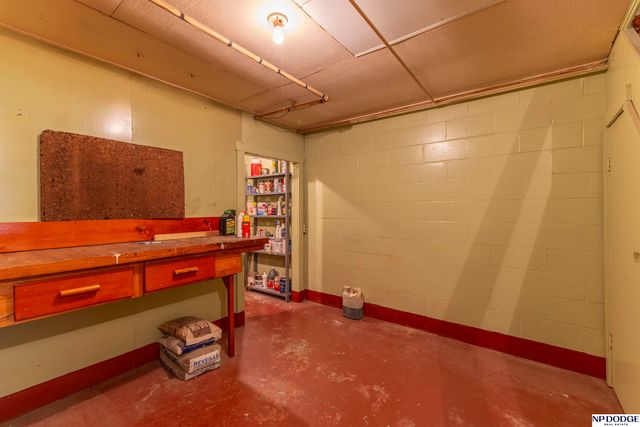 5630 Oak Street, Omaha, NE 68106