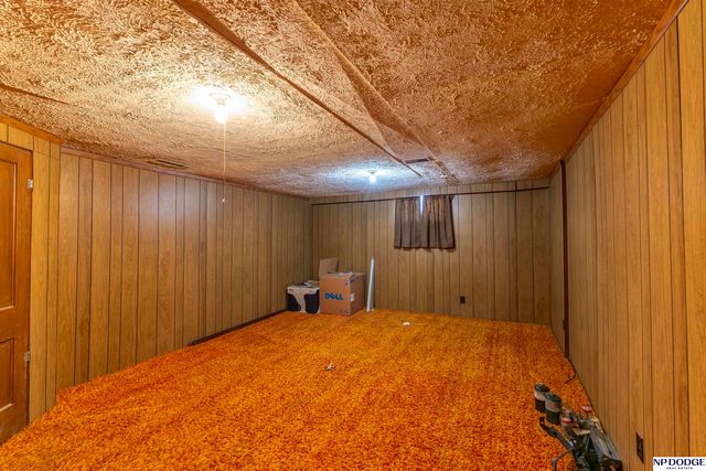 5630 Oak Street, Omaha, NE 68106