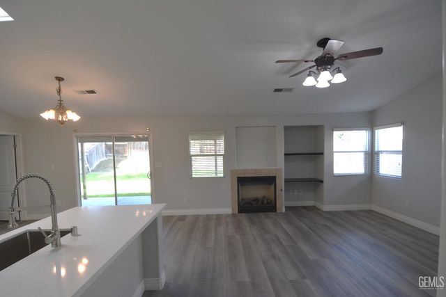 6011 Oneida Falls Drive, Bakersfield, CA 93312