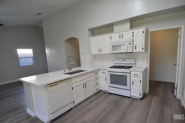 6011 Oneida Falls Drive, Bakersfield, CA 93312