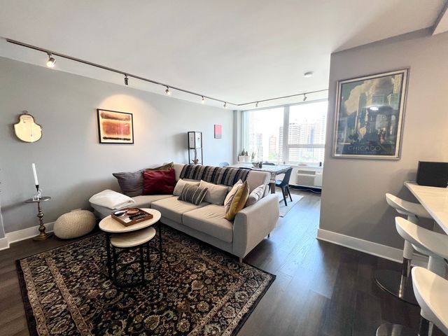 1455 N SANDBURG Terrace 1504B, Chicago, IL 60610