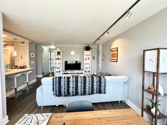 1455 N SANDBURG Terrace 1504B, Chicago, IL 60610