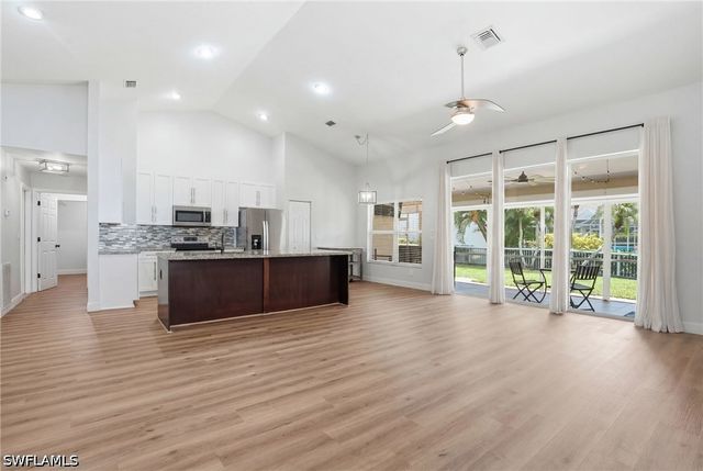 670 Lambton LN, Naples, FL 34104