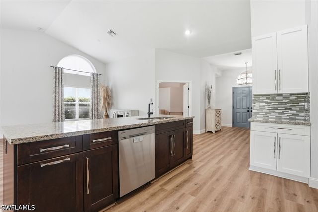 670 Lambton LN, Naples, FL 34104