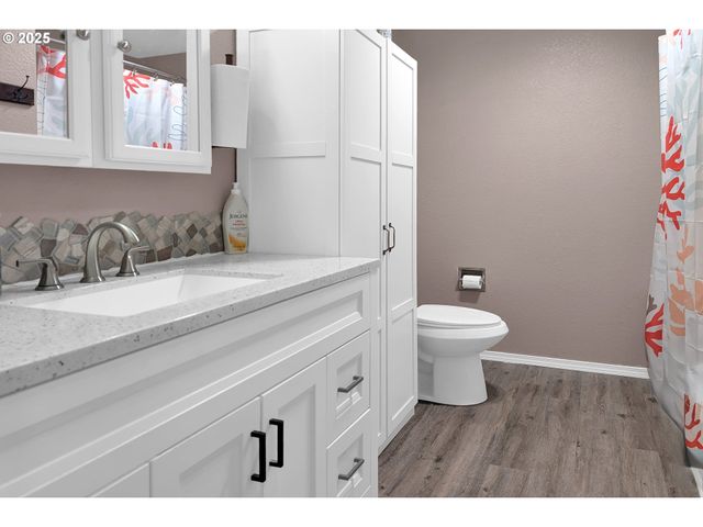 1300 ROLLING HILLS Rd, Roseburg, OR 97471