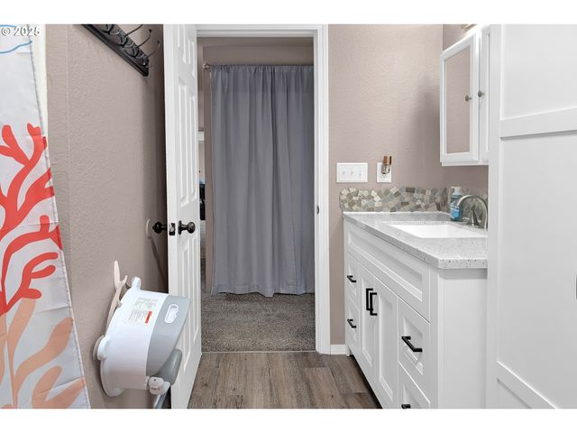 1300 ROLLING HILLS Rd, Roseburg, OR 97471