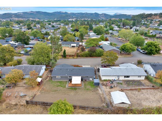 1300 ROLLING HILLS Rd, Roseburg, OR 97471